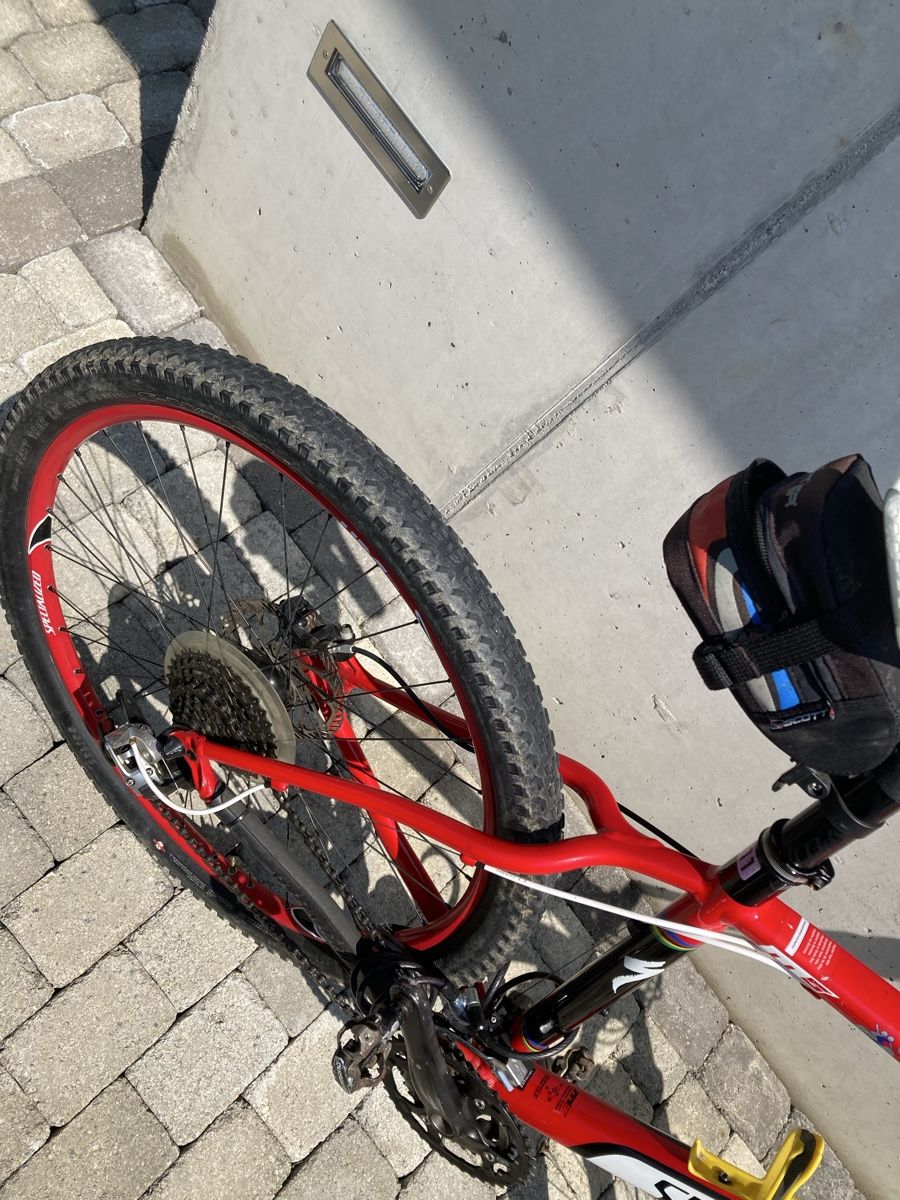 Specialized Velos: Specialized Mountainbike rot – Gebraucht aus Thun von rentschtrading 3