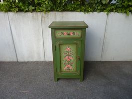 Handgemalter Beistelltisch grün mit Blumenmotiv, Unikat 🇨🇭