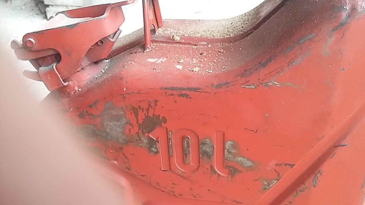 Benzinkanister: AUTOMOBILE, JERRYCAN VINTAGE RED 10 L – Gebraucht aus Bussy FR von Plymouth1963 3