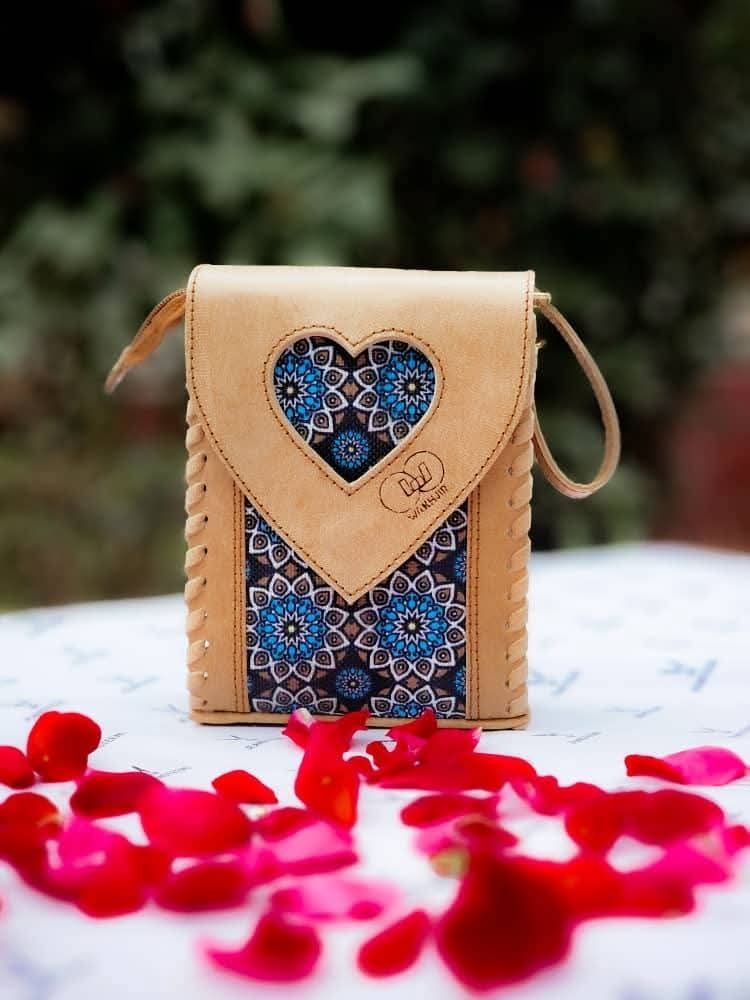 Borse da donna: Ledertasche mit Herz Muster neuwertig – Nuovo e nell'imballaggio originale da Uitikon Waldegg venduto da Yasin