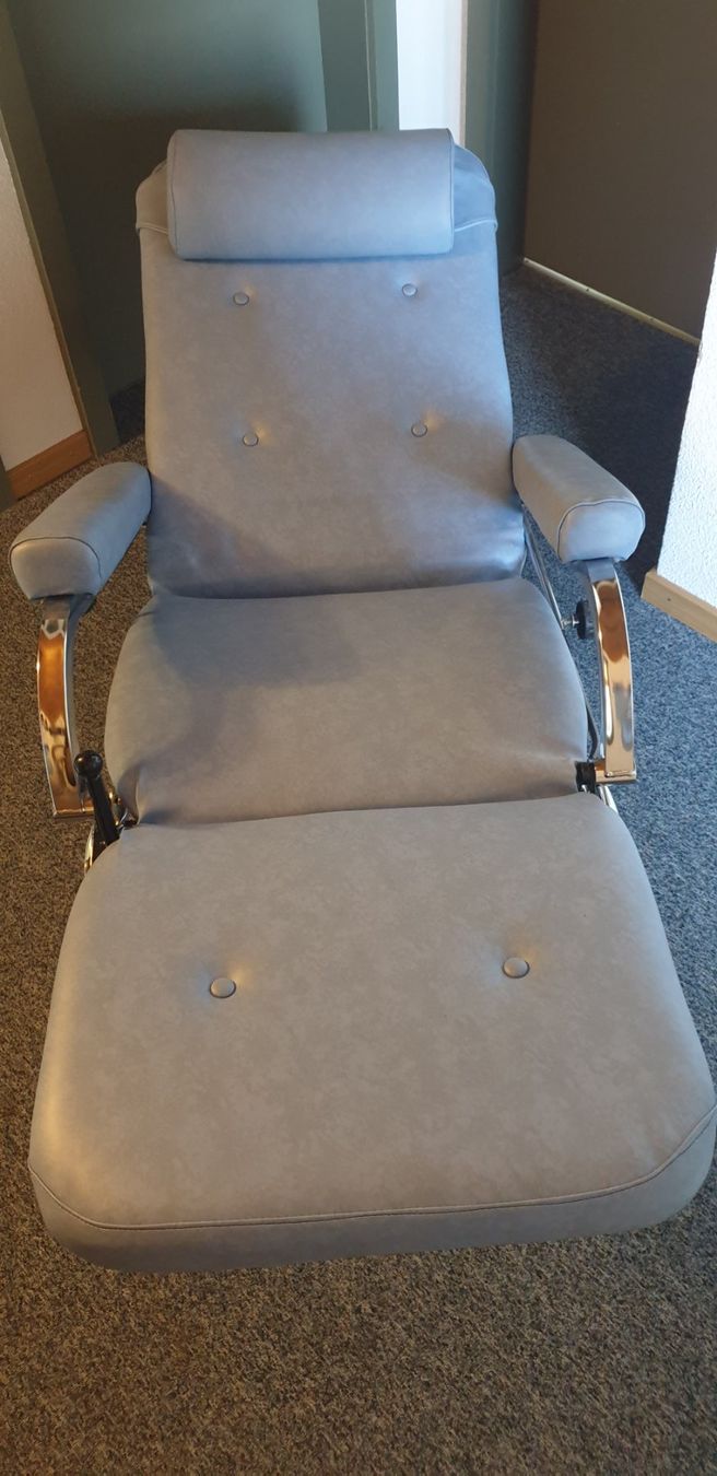 Fauteuils de soin: Kosmetik Stuhl oder Liegestuhl – D'occasion à Wynau par FusspflegeDebi 2