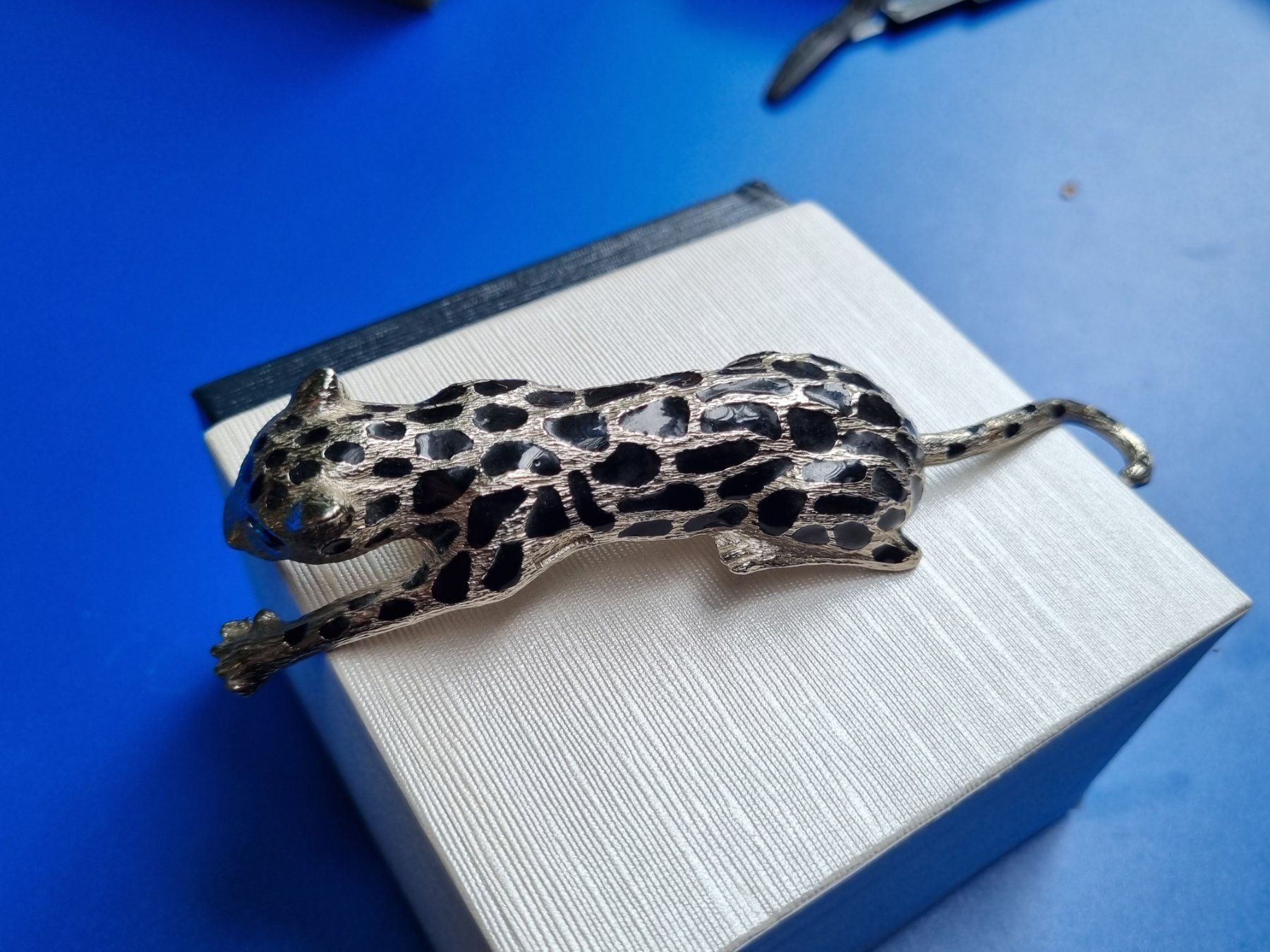 Spille & Fermagli: Schöner Vintage Leopard/Panther Brosche – Usato da Schaffhausen venduto da Leveron13 5
