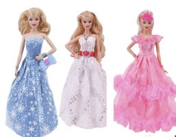Lot de 3 robes pour Barbie avec accessoires