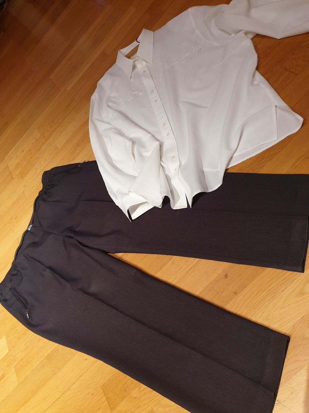 Pantaloni: Edle graue Hose mit weisser Bluse – Usato da Ferden venduto da jemyce