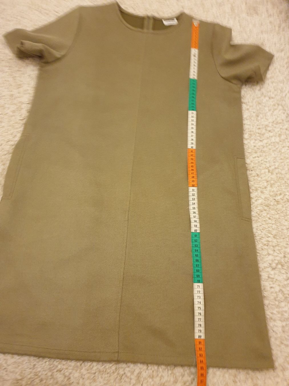 Kleider: Robe courte, S, olive, 90%polyester, excellent état – Gebraucht aus Neuchâtel von Verenas12 3