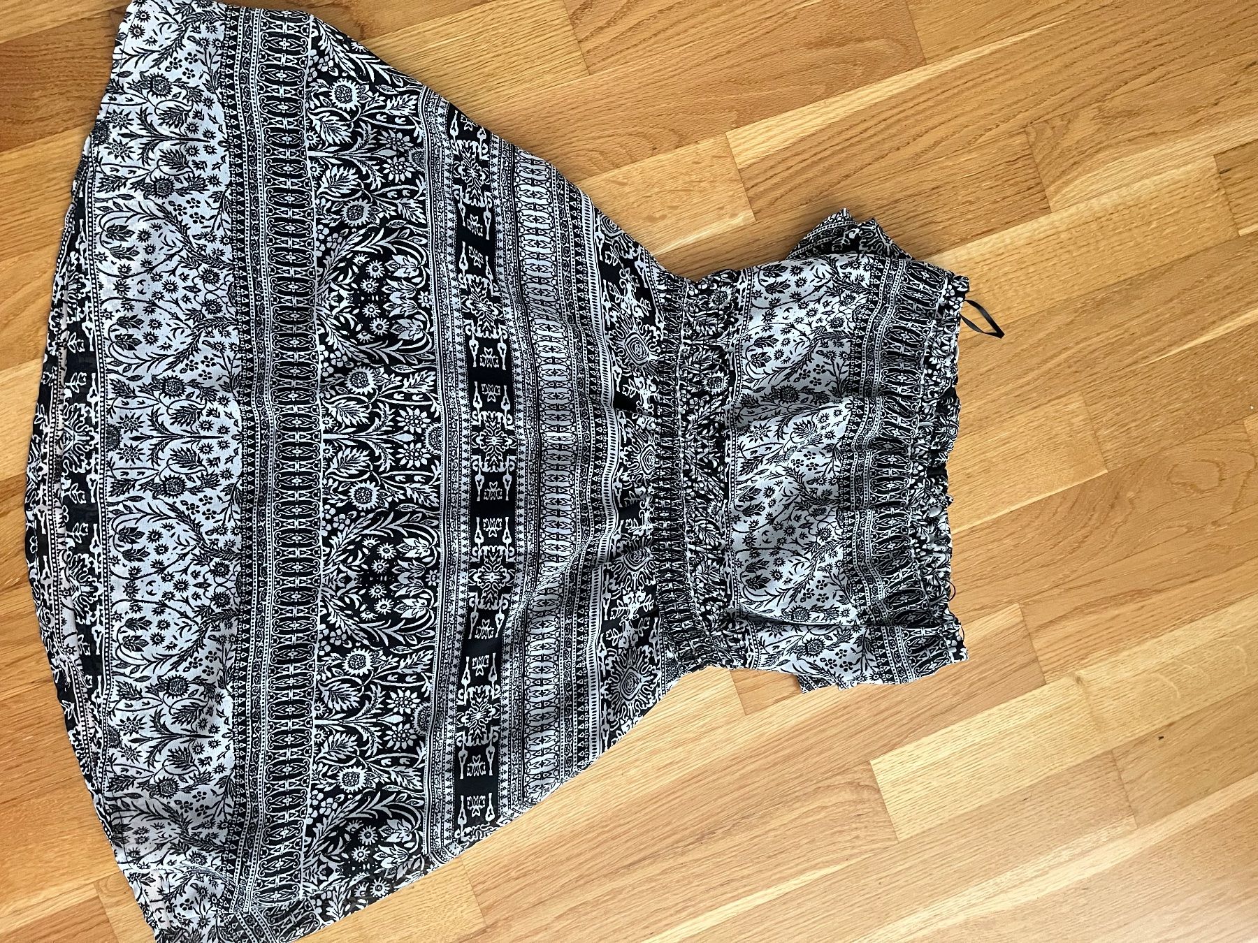 Kleider: Trägerloses Kleid Grösse S – Gebraucht aus Sursee von hor_gwb5 1