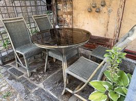 Tavolo e sedie da giardino