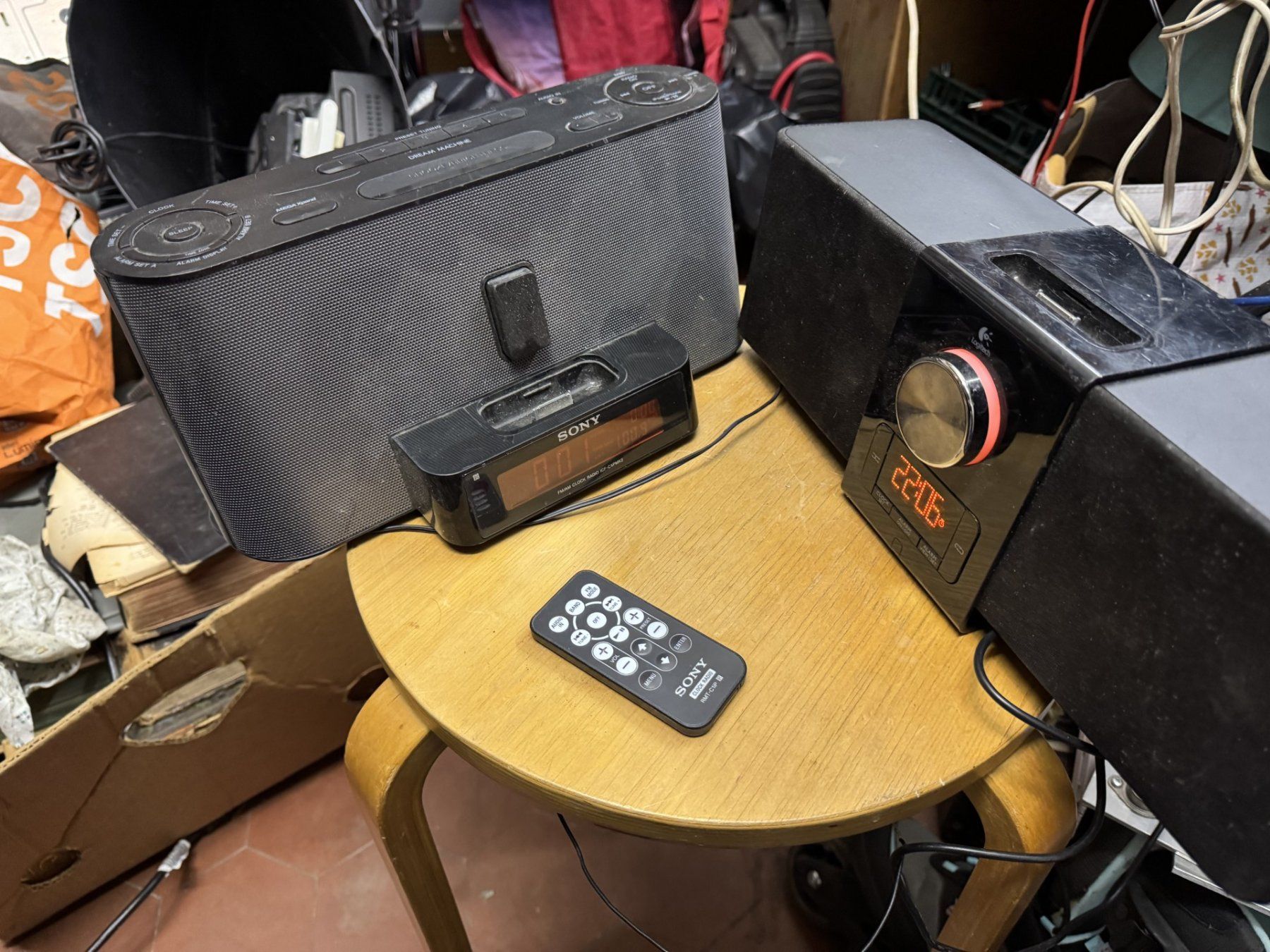 Radio: Sony-Radio mit Wecker und Logitech-Wecker – Usato da Zürich venduto da bigboss