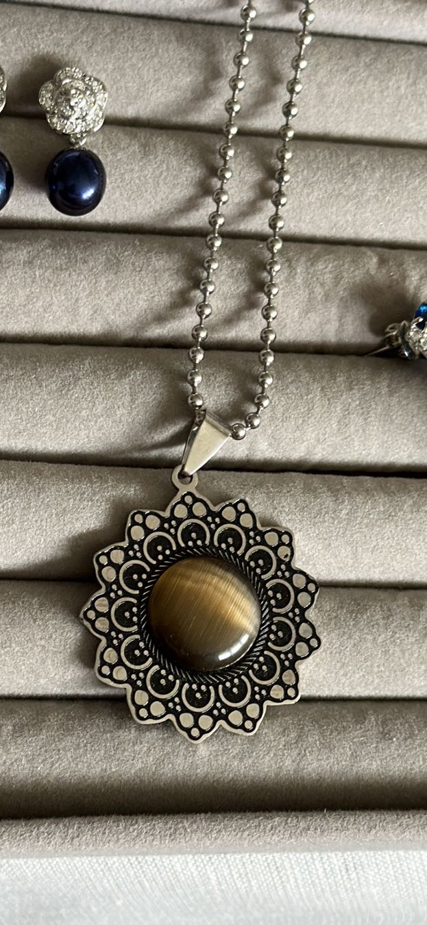 Catenine: Collier oeil de tigre longueur 50 cm – Nuovo e nell'imballaggio originale da La Chaux-de-Fonds venduto da Meliha2008