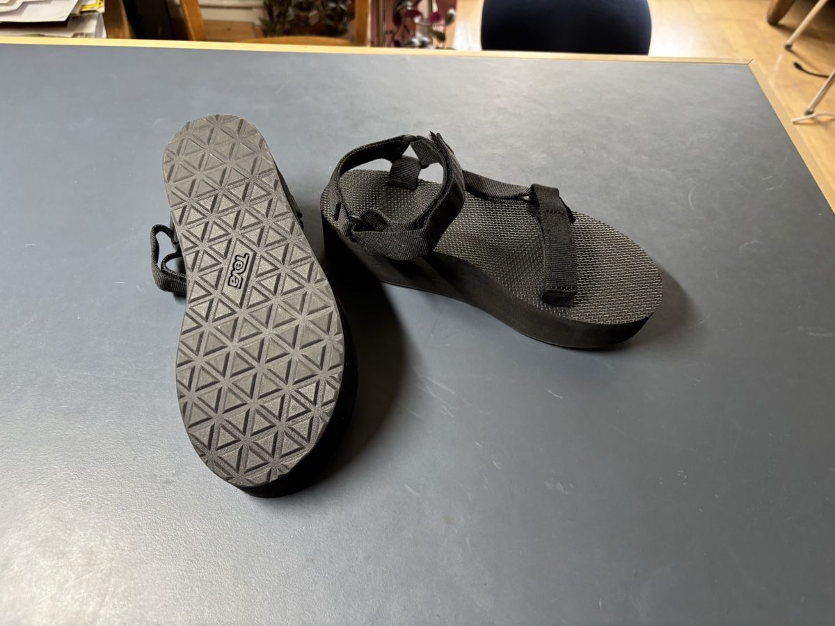 Teva Chaussures femmes: Teva Flatform Universal Sandale, Neu, Gr. 39, schwarz – Neuf avec emballage d'origine à Zürich par hupsu 1