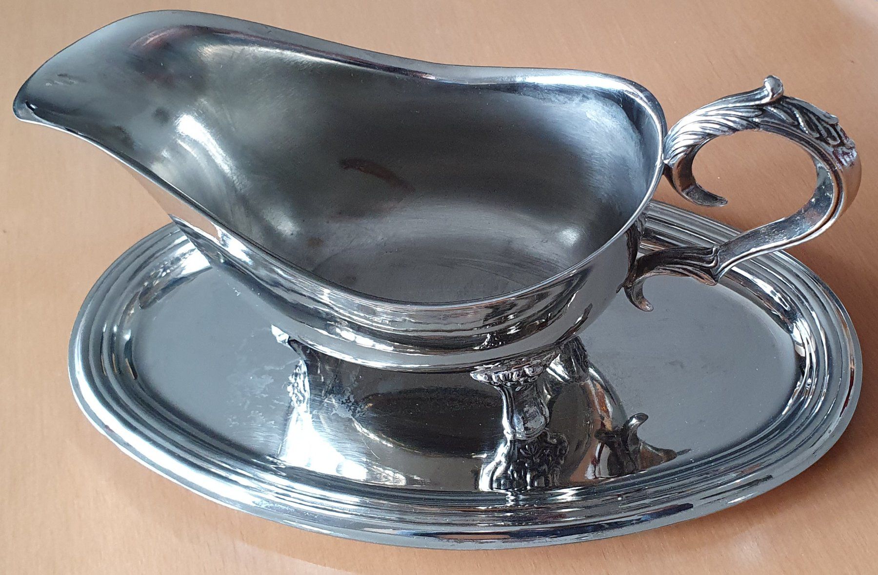 Piatti di portata: Schöne alte Sauciere mit Tablett – Usato da Kreuzlingen venduto da Rschweiz1 2