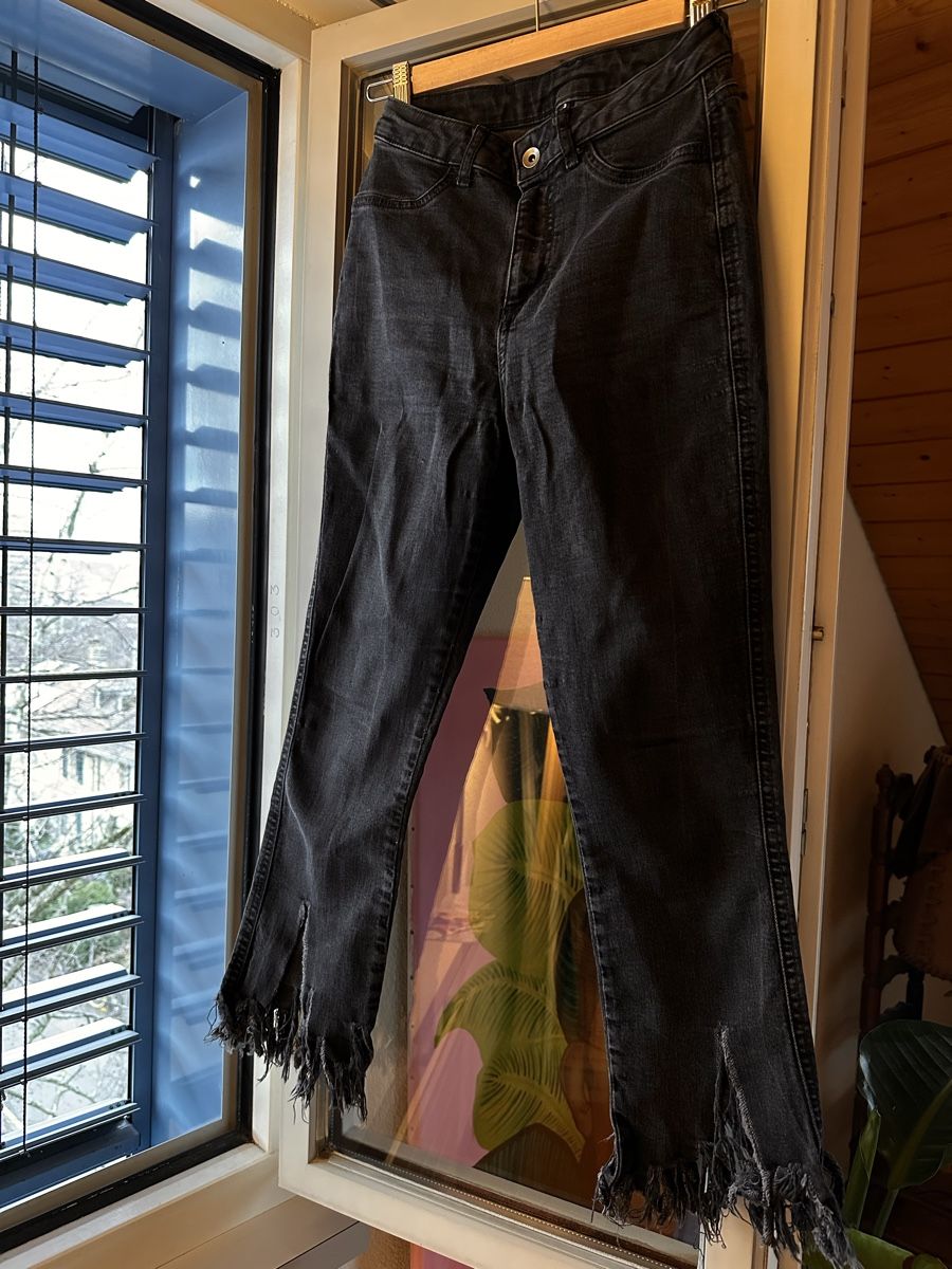 Calzedonia Jeans: Schwarze Jeans mit ausgefransten Beinen – Usato da Zürich venduto da BettinaMarie2308