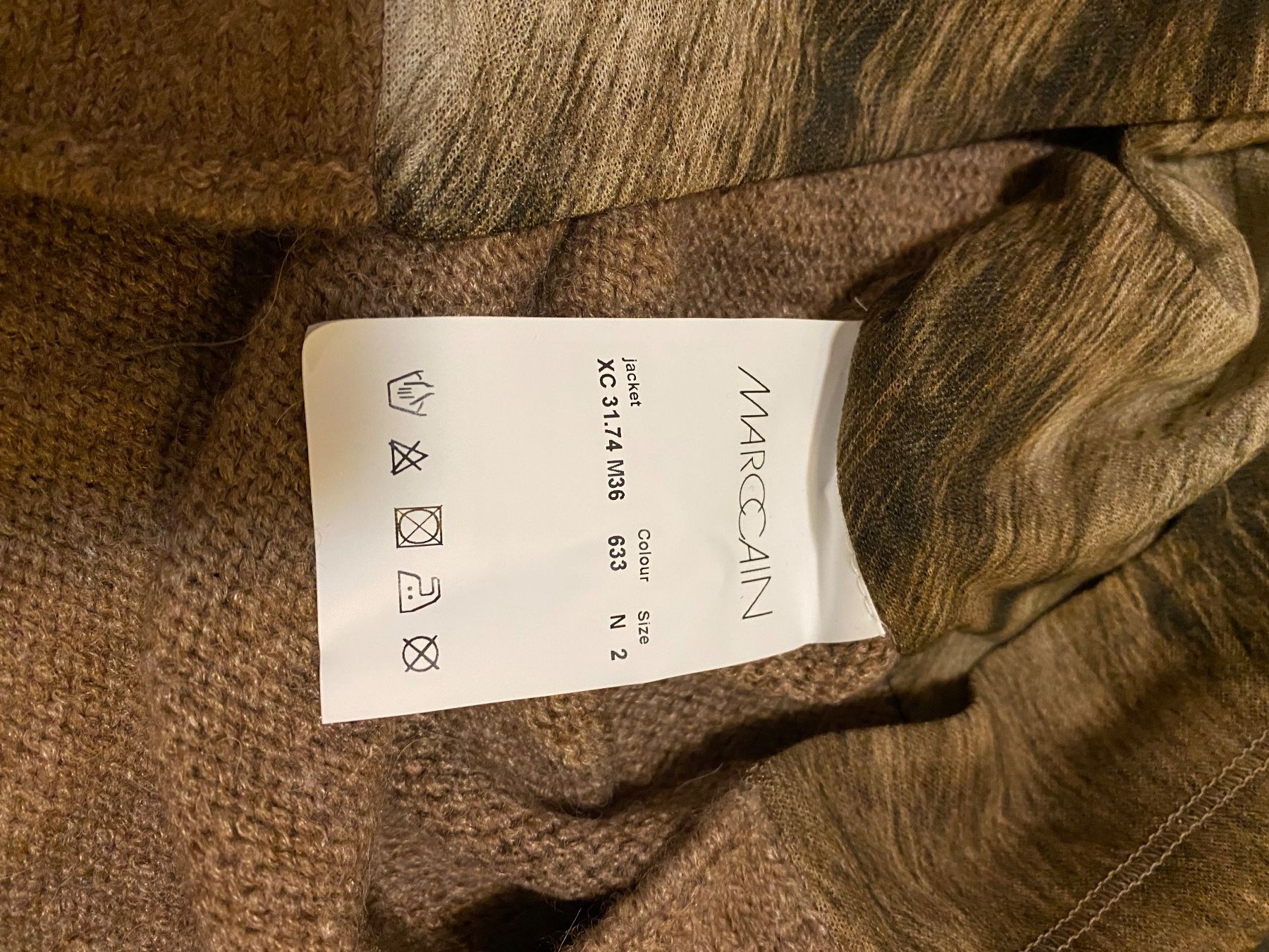 Marc Cain Giacche: Strickjacke Marc Cain mit Muster M – Nuovo (secondo la descrizione) da Chur venduto da simhofstr 5