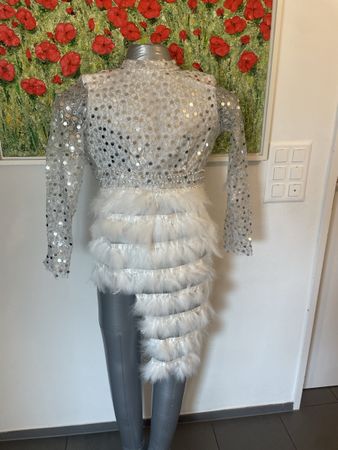 Glitzerndes Showkleid weiss Gr. XS Pailletten Federn asymmet