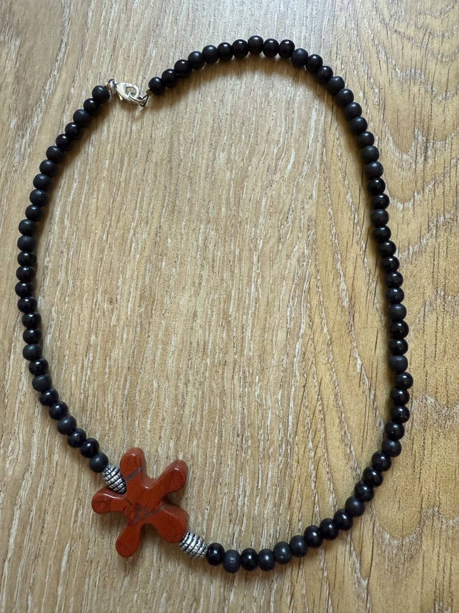 Catenine: Collier perles noires avec fleur – Usato da Tavannes venduto da Thriftshop 1
