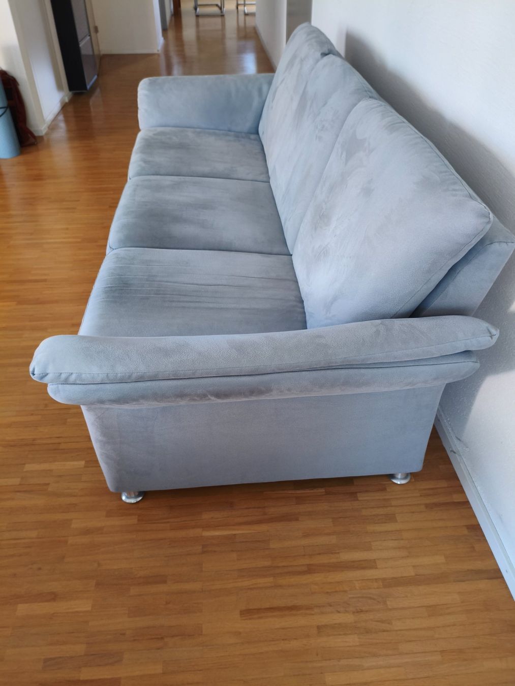 Sofas: NUR NOCH BIS 23.08: Sofa 3-Sitzer blau-grau Wildleder – Gebraucht aus Grabs von jon_2xnt 3