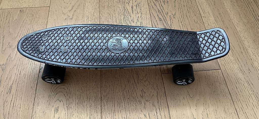 Slide Skateboards: Skatebord Slide noir et blanc – Usato da Bulle venduto da ste_t2ng