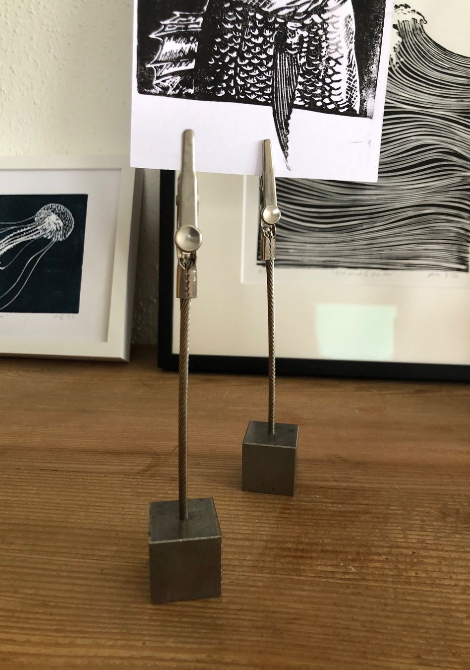 Alle Dekorationen: 2 Kartenhalter aus Metall – Gebraucht aus Zürich von ehupp