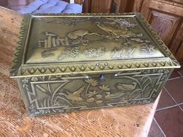 Boîte ancienne en bronze repoussé CH chocolat Noz & Co