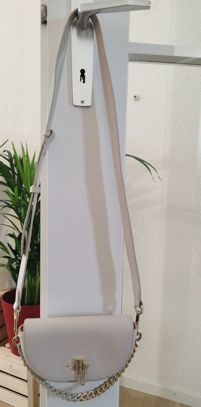 Tommy Hilfiger Taschen für Damen: Crossbody Tasche von Tommy Hilfiger – Gebraucht aus Bülach von verasara