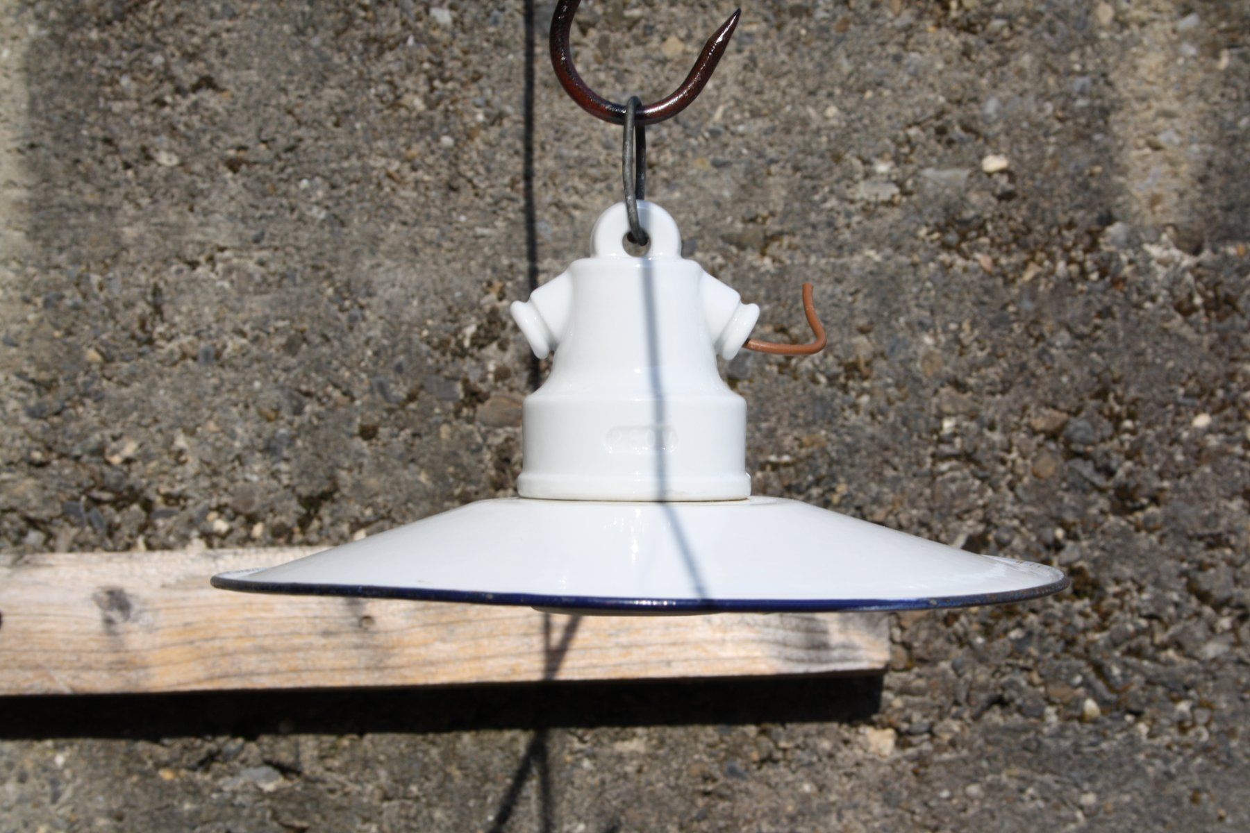 Lampen: ALTE LAMPE MIT EMAILSCHIRM STALLLAMPE ? – Gebraucht aus Wauwil von Pneuedy 1
