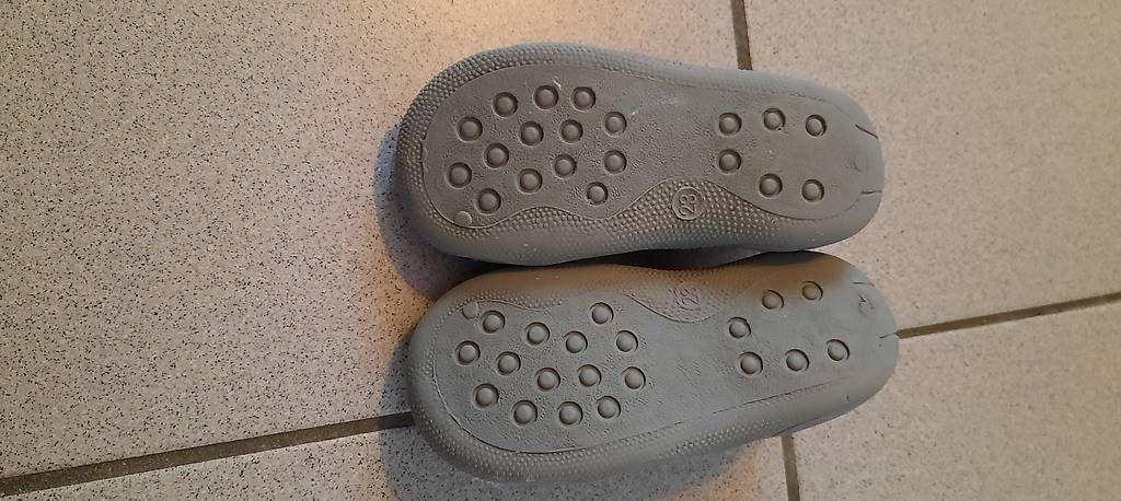 Scarpe per ragazzi: Pantofole invernali n. 23 – Usato da Tesserete venduto da bab_7ztk 1