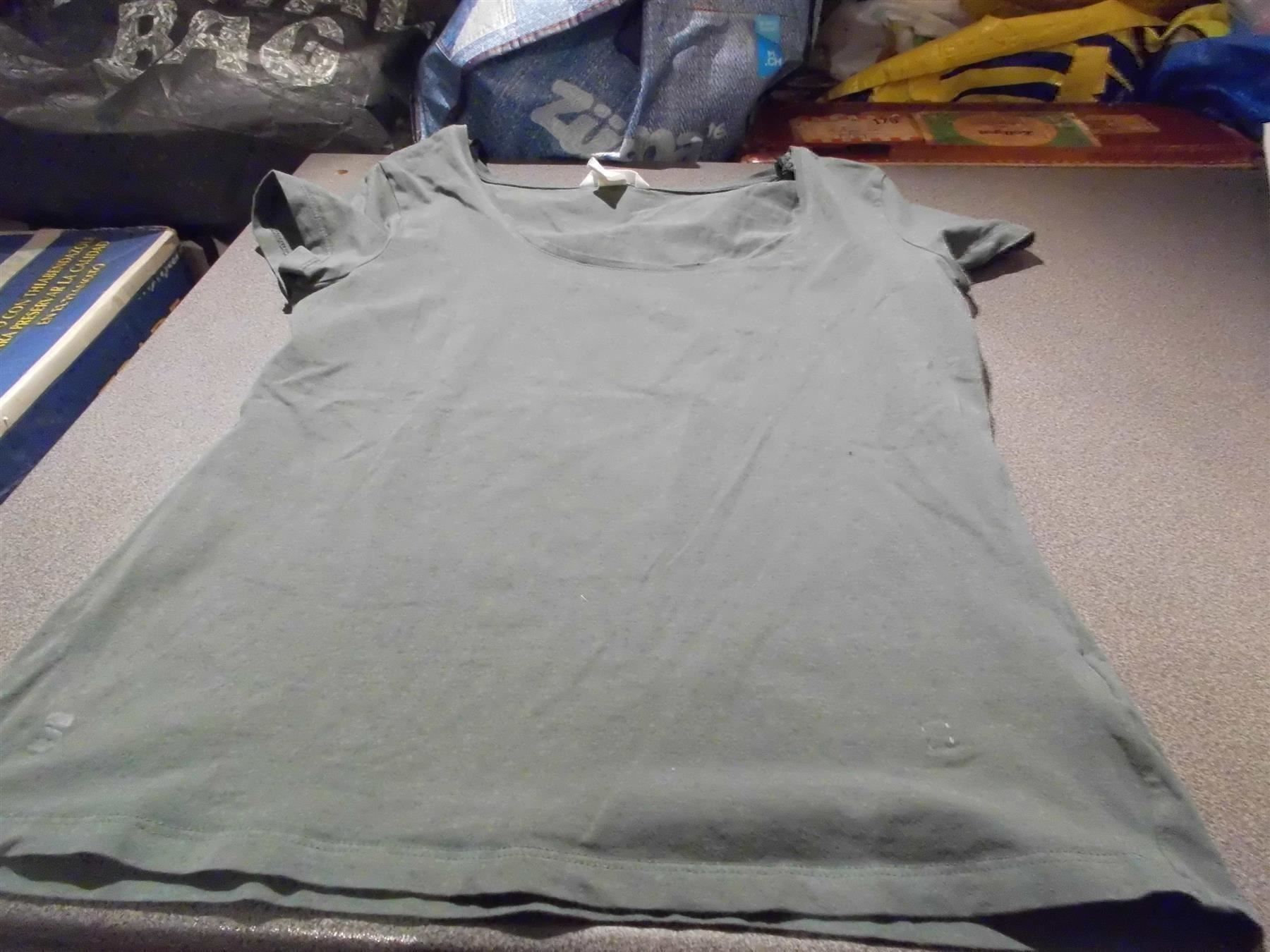 H&M T-shirts: T-Shirt Grösse M, H&M Basic, grün Ton – D'occasion à Zürich par Motzkuh