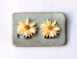 Alte zierliche handgemachte Ohrclips Margariten Zelluloid