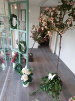 Dekorative Frühlingsdeko für Schaufenster