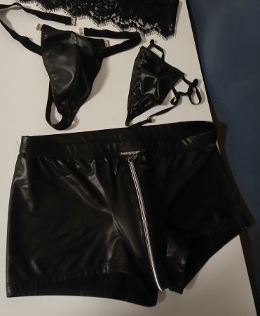 Set aus Boxershorts und 2x String in Lackoptik. NEU