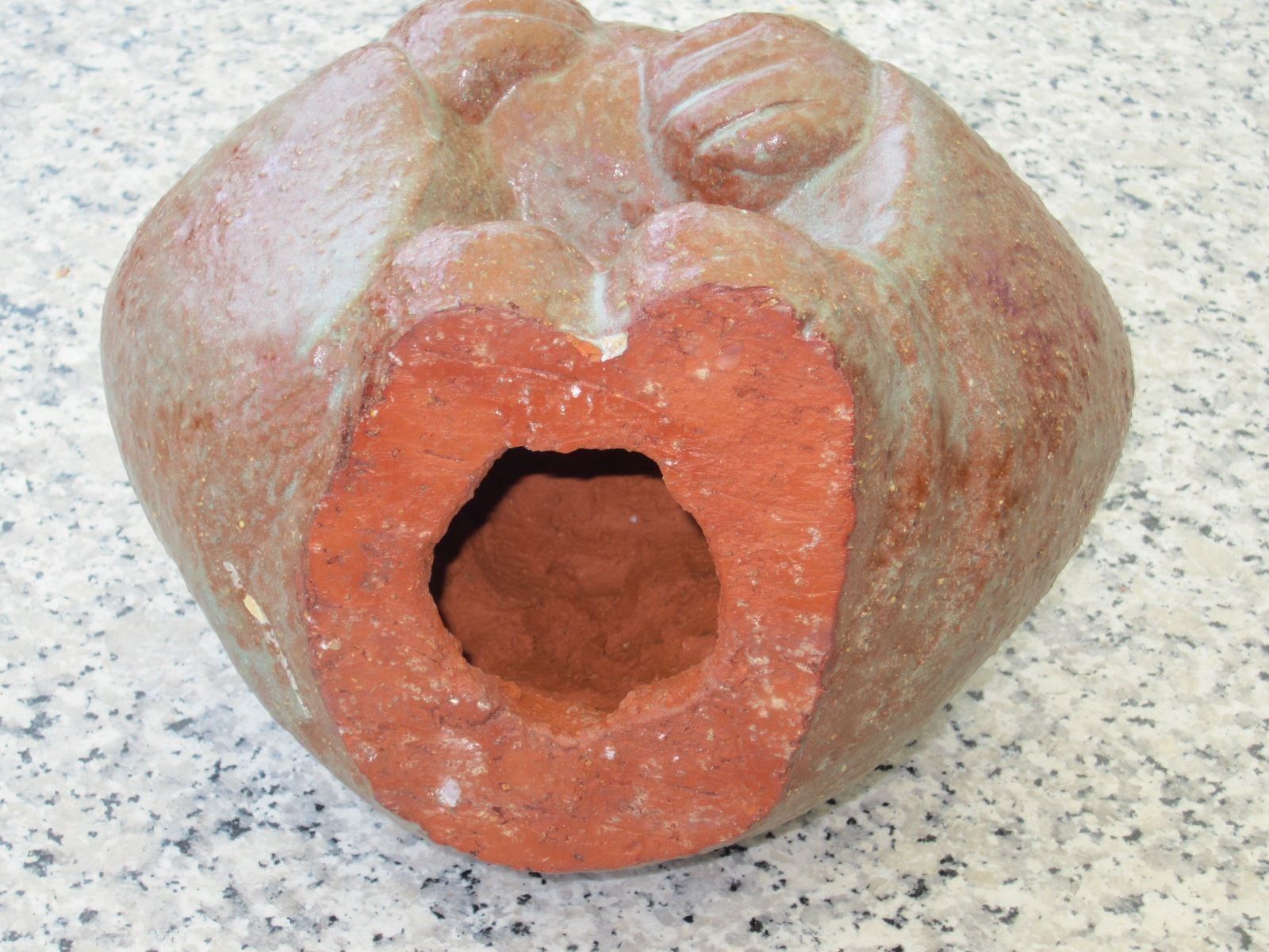 Figuren: Tonfigur kauernder / trauernder Mensch – Gebraucht aus Eggersriet von Fredb 1