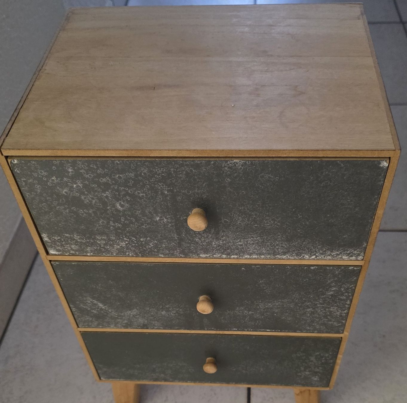 Mobilhome: Mobiletto con 3 ante e pomelli in legno – Gebraucht aus Thun von filippocarbone98