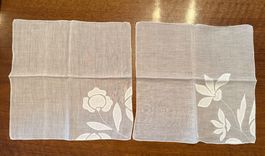 Zwei Stofftaschentücher weiss mit Blumenmuster
