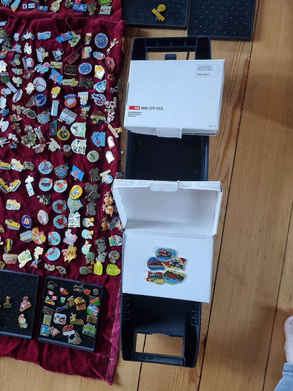 Placchette & Badge: Grosse Sammlung Pins 9 KILO Viele Seltene! – Nuovo (secondo la descrizione) da Trachslau venduto da post35 8