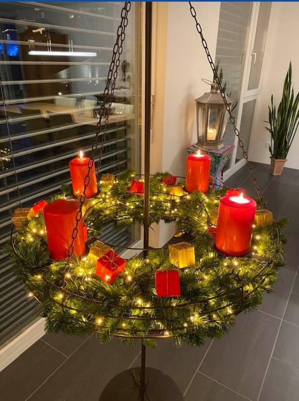 Kerzenständer: Großer Adventskranzständer mit schwebendem Korb und Deko – Gebraucht aus Eschlikon TG von Modos 9