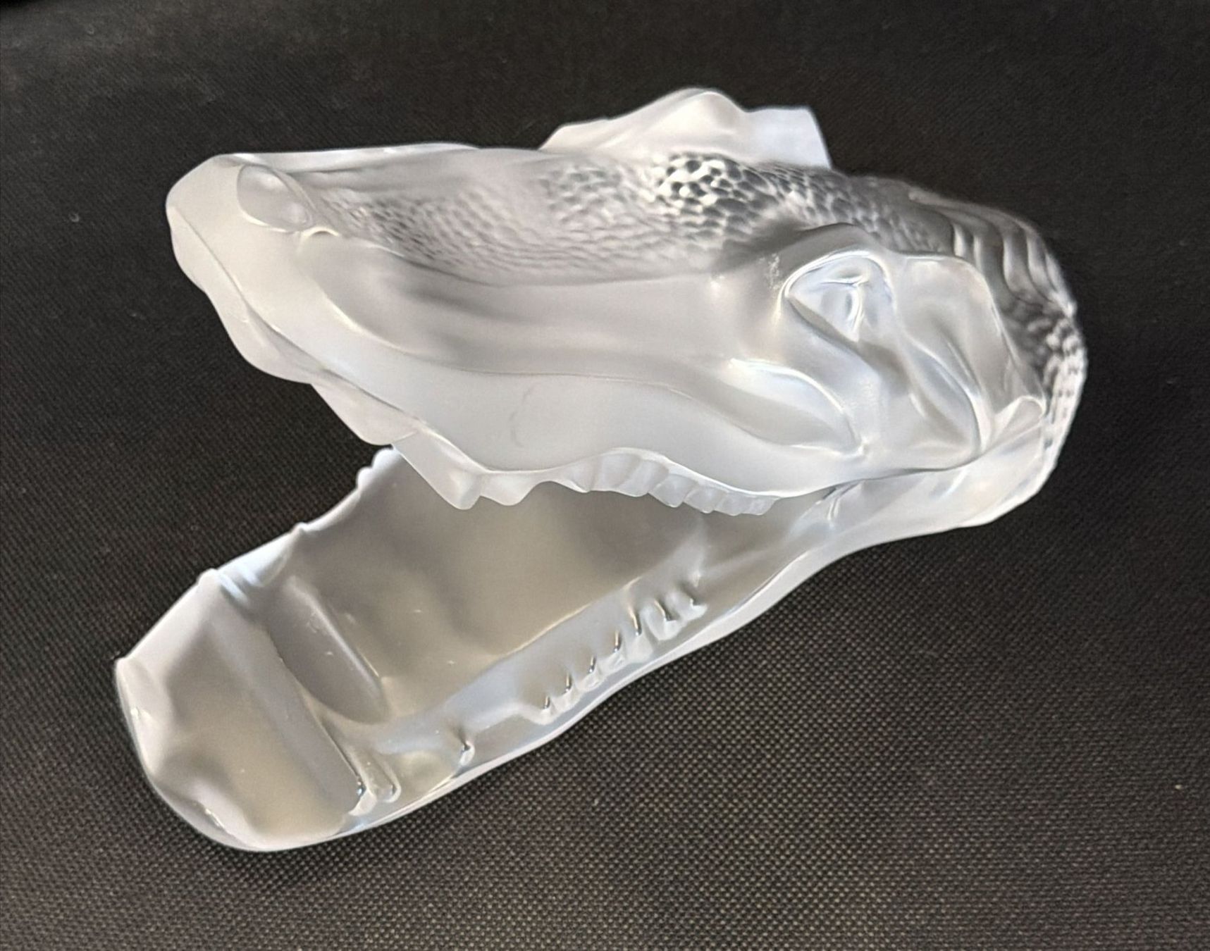 Lalique Statuette: LALIQUE KROKODILFIGUR HANDYHALTER – Usato da Zürich venduto da Frei-Occasionen 1