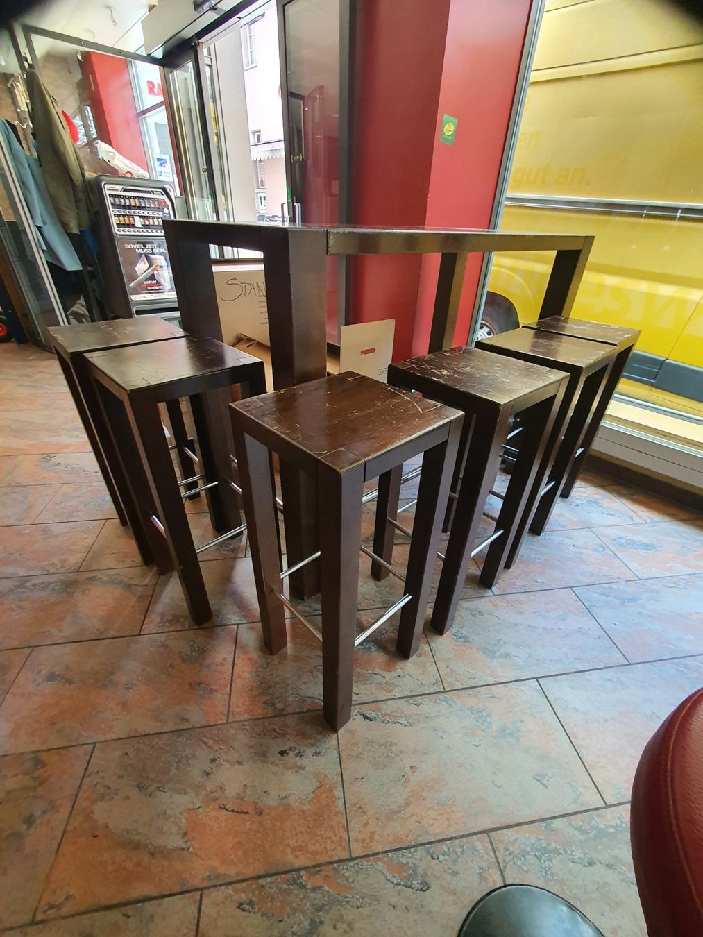 Set di tavolo e panche: Masiver Bar Tisch mit 6 Hocker – Usato da Erstfeld venduto da Gina033 3