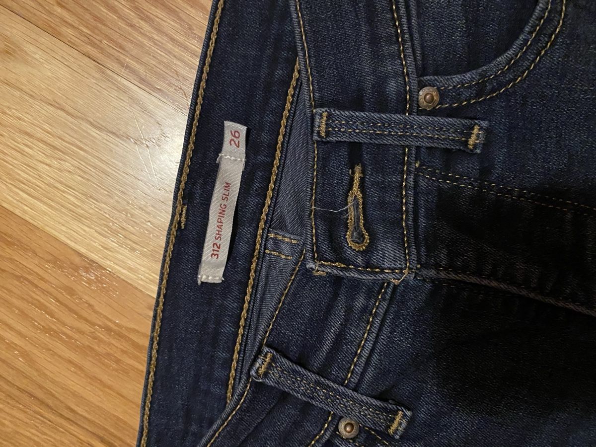 Levi's Jeans: Jeans Levi’s shaping slim taille 26 – Usato da Epagny venduto da nie_n5yb 2