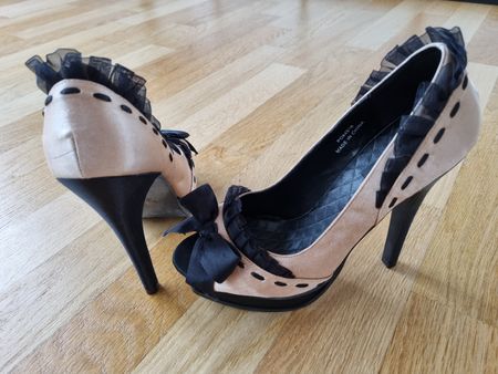 Pin Up Couture Pumps Gr. 37 beige/schwarz High Heels