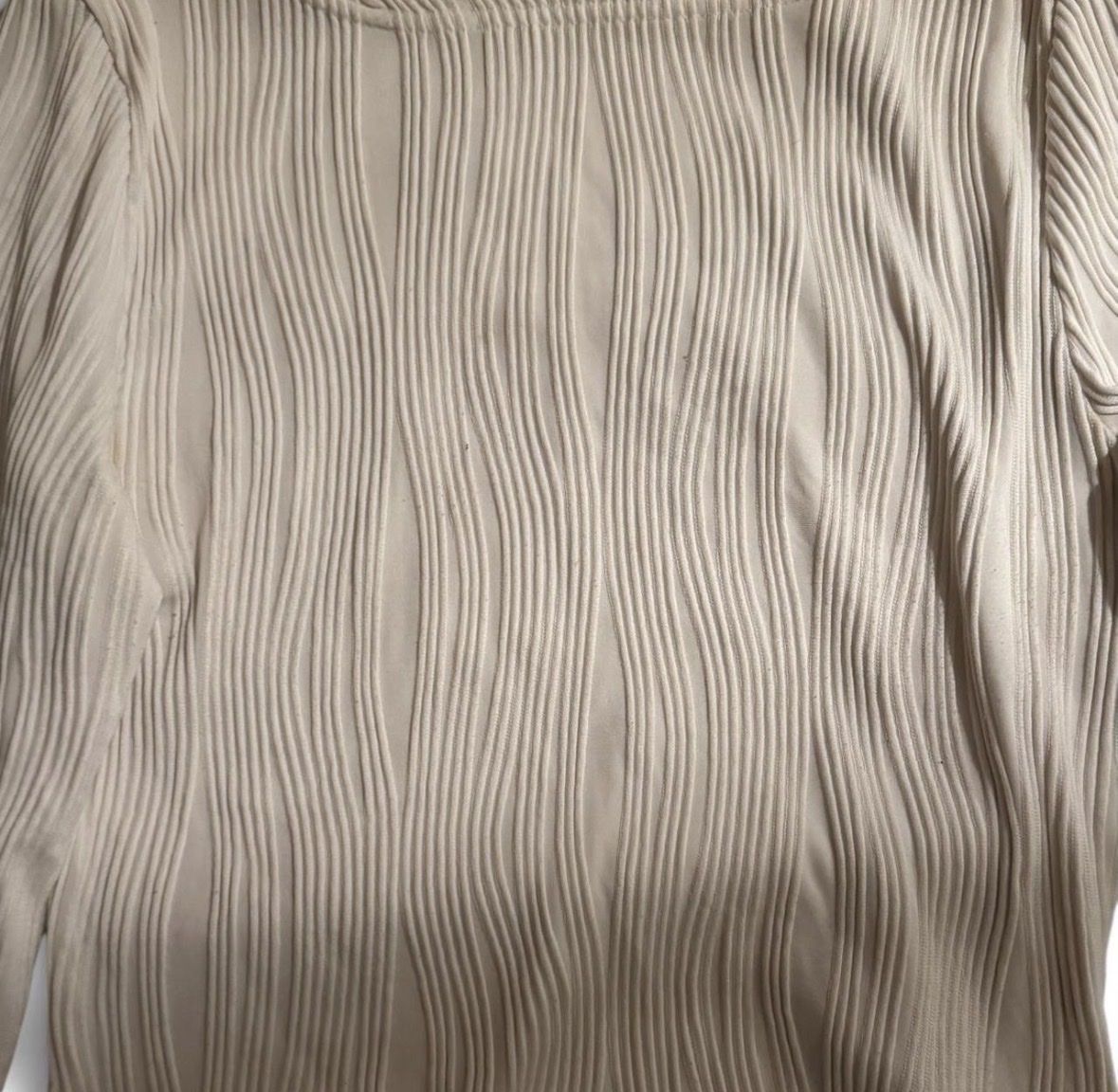 Top: Textured cream long sleeve top  – Nuovo (secondo la descrizione) da St. Gallen venduto da lor_q58n 2