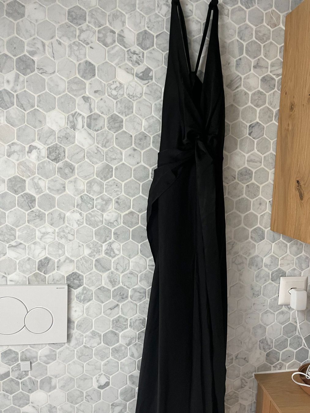 Kleider: BCBG black long halter dress – Gebraucht aus Chenaux von via_cfn8