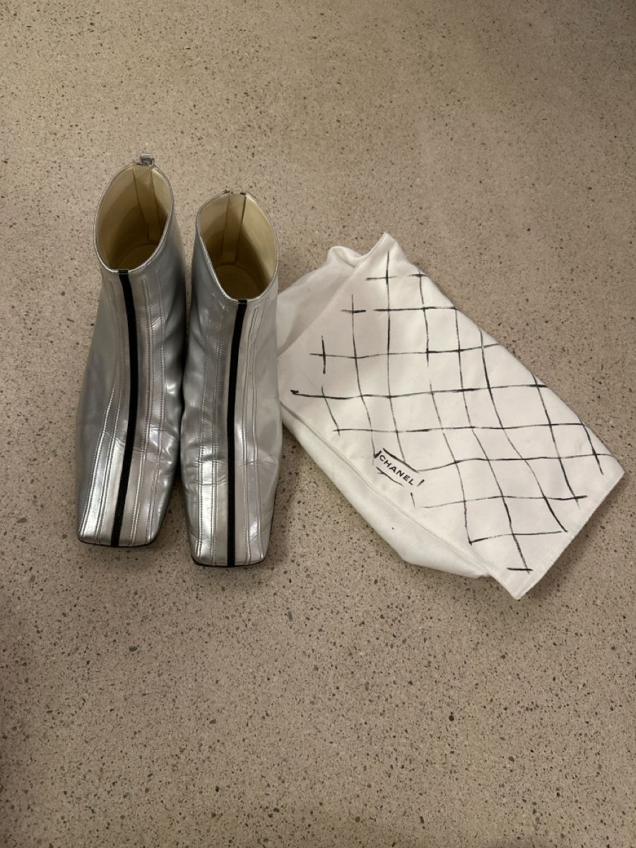Chanel Scarpe da donna: Chanel Stiefel Silber Gr. 40! – Usato da Hausen AG venduto da Nah5yj