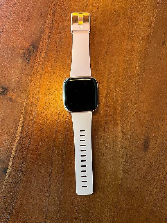 Smartwatch: FitBit Versa 2 – D'occasion à Wädenswil par Volvic13 1
