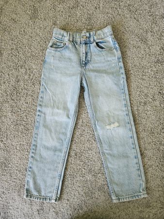 Jeans mit Rissdesign am Knie Gr. 128, sehr guter Zustand