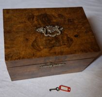 Holzschatulle Nussbaum mit Beschlägen 40x30x20cm