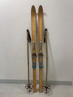 Ski (Nr. 29), Deko Holzski mit Stöcken
