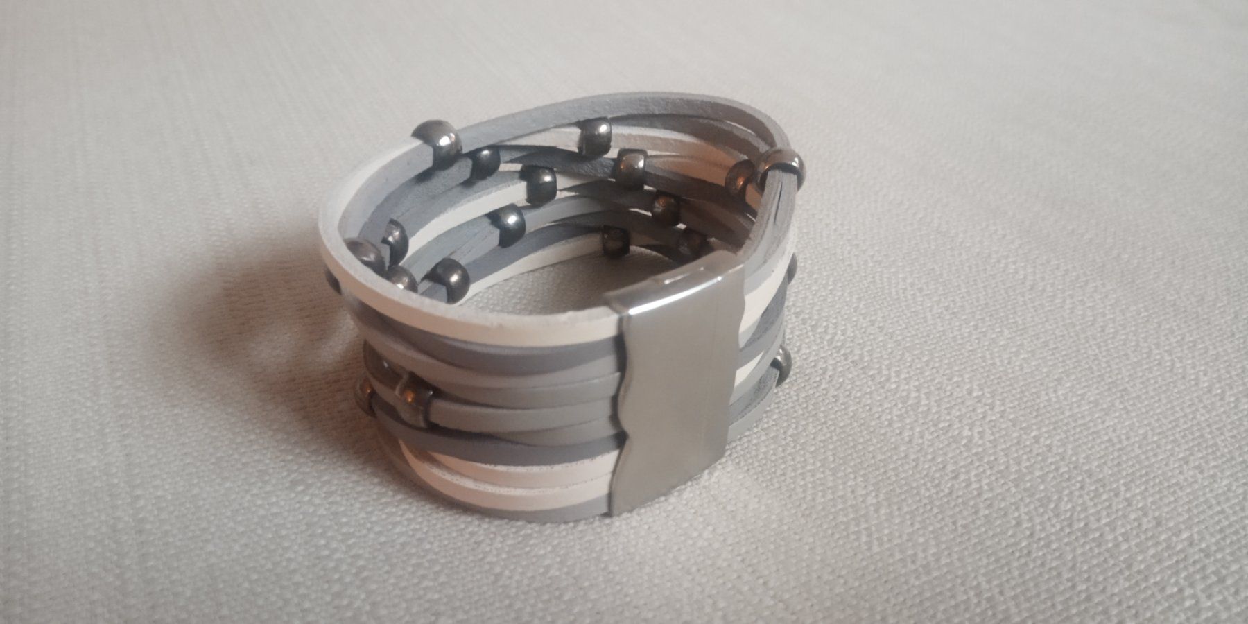 Bracciali & Braccialetti: Bracelet cuir ou imitation cuir avec perles – Usato da Montreux venduto da Art_et_antiquites 1