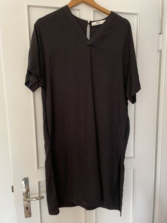 Schwarzes Kleid "Style: Aila Dress" der Marke Hope