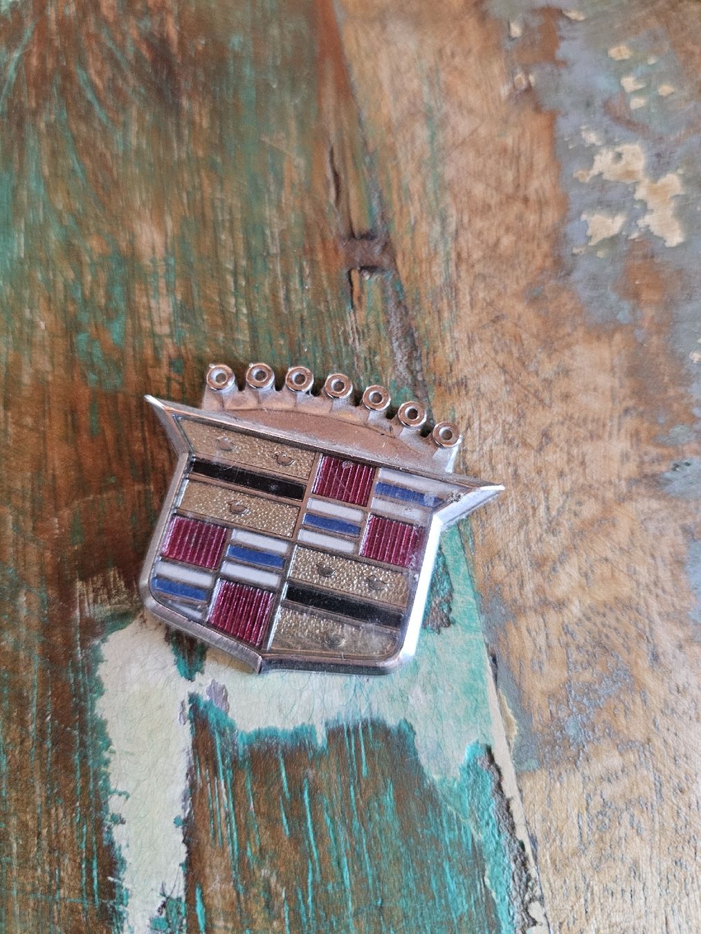 Cadillac Tutti pezzi di ricambio auto: Cadillac Emblem – Usato da Meisterschwanden venduto da Luluku