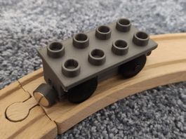 Waggon-Basis für Holzeisenbahn, Duplo-kompatibel